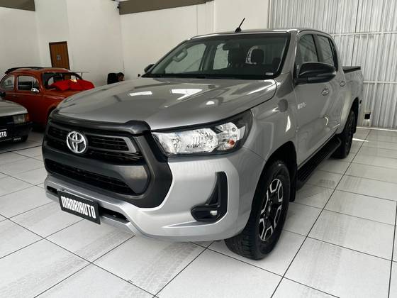 TOYOTA HILUX 2.8 D-4D TURBO DIESEL CD SR 4X4 AUTOMÁTICO